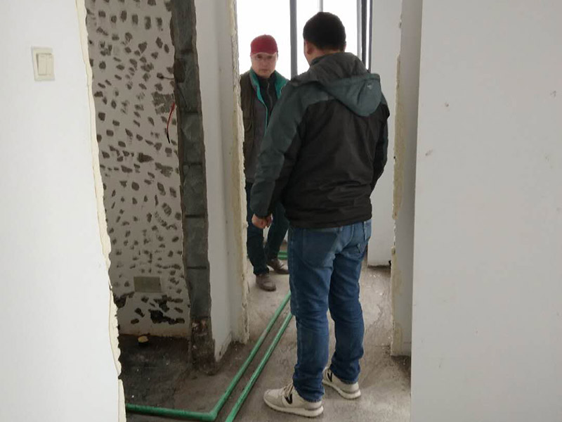 全屋裝修管道布線：第一步：材料進(jìn)場與檢驗，并核對水電階段的材料品牌規(guī)格。因為就水電改造而言，劣質(zhì)的水電材料會直接影響日常使用甚至可能危害到人身和財產(chǎn)的安全。 第二步：彈線定位標(biāo)記水管電線的位置，走向要求橫平豎直，然后就是開槽工作。開槽處主要是確定開槽路線，線路開槽可遵循下面三個原則：不破壞原有強(qiáng)電原則、不破壞防水原則，線路最短原則。通過用線的多少來確定PVC管的用料，同時也便于確定管槽的寬度。 第三步：水電布線，即"布管布線"，包括水管排布、電管布線與穿線。 第四步：水電驗收，如若有發(fā)現(xiàn)問題可做及時的修復(fù)處理，等到其他項目施工完畢，等發(fā)現(xiàn)問題再做修改就實屬不易。 第五步：封槽，水管安裝后一定要經(jīng)過注水水壓測試。一般使用水泥砂漿進(jìn)行封槽。封槽的高度不能高于所在平面。封槽一定要嚴(yán)實，否則日后造成空鼓現(xiàn)象。
