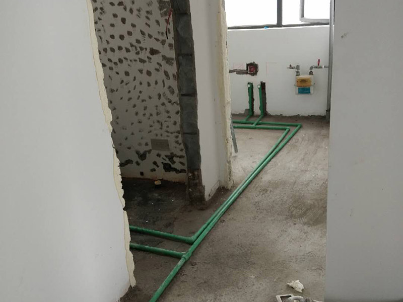 全屋裝修管道布線：第一步：材料進(jìn)場與檢驗，并核對水電階段的材料品牌規(guī)格。因為就水電改造而言，劣質(zhì)的水電材料會直接影響日常使用甚至可能危害到人身和財產(chǎn)的安全。 第二步：彈線定位標(biāo)記水管電線的位置，走向要求橫平豎直，然后就是開槽工作。開槽處主要是確定開槽路線，線路開槽可遵循下面三個原則：不破壞原有強(qiáng)電原則、不破壞防水原則，線路最短原則。通過用線的多少來確定PVC管的用料，同時也便于確定管槽的寬度。 第三步：水電布線，即"布管布線"，包括水管排布、電管布線與穿線。 第四步：水電驗收，如若有發(fā)現(xiàn)問題可做及時的修復(fù)處理，等到其他項目施工完畢，等發(fā)現(xiàn)問題再做修改就實屬不易。 第五步：封槽，水管安裝后一定要經(jīng)過注水水壓測試。一般使用水泥砂漿進(jìn)行封槽。封槽的高度不能高于所在平面。封槽一定要嚴(yán)實，否則日后造成空鼓現(xiàn)象。