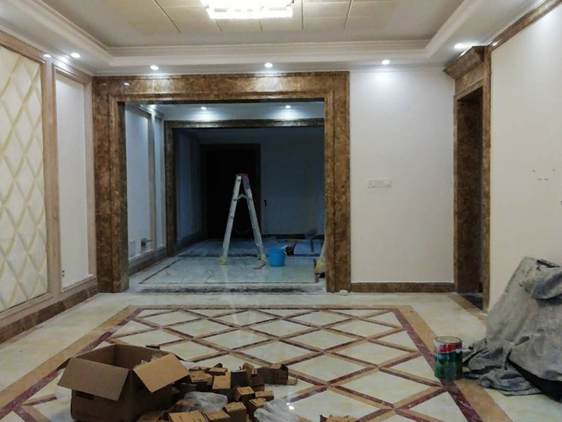 全屋裝修完成效果：老房裝修翻新不能隨便的去拆墻體，很多人覺得只有承重墻才不能隨便拆改，其實(shí)非承重墻也不可以隨便拆改，雖然是次要的承重，但是它也能起到支撐作用，所以要視情況而定，能不拆的盡量不要去拆。墻紙墻布鋪貼前，必須檢查墻面要干凈平整，墻體、墻皮表面無空鼓或松動(dòng)脫落。如果有墻面8大問題，修復(fù)處理好墻體基底層?；さ雀赏?，時(shí)間為2小時(shí)-4小時(shí)。再一面墻陰角處開始滾刷糯米膠，滾刷好一面墻（上下粉刷均勻）后才開始貼墻布。墻紙墻布沿墻面放置，無縫接縫的必須上高度和墻面高度一致，對(duì)花拼接的墻紙墻布考慮好花樣、紋理的方向。