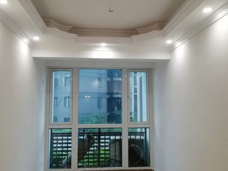 全屋裝修完成效果：老房裝修翻新不能隨便的去拆墻體，很多人覺得只有承重墻才不能隨便拆改，其實(shí)非承重墻也不可以隨便拆改，雖然是次要的承重，但是它也能起到支撐作用，所以要視情況而定，能不拆的盡量不要去拆。墻紙墻布鋪貼前，必須檢查墻面要干凈平整，墻體、墻皮表面無空鼓或松動(dòng)脫落。如果有墻面8大問題，修復(fù)處理好墻體基底層?；さ雀赏?，時(shí)間為2小時(shí)-4小時(shí)。再一面墻陰角處開始滾刷糯米膠，滾刷好一面墻（上下粉刷均勻）后才開始貼墻布。墻紙墻布沿墻面放置，無縫接縫的必須上高度和墻面高度一致，對(duì)花拼接的墻紙墻布考慮好花樣、紋理的方向。