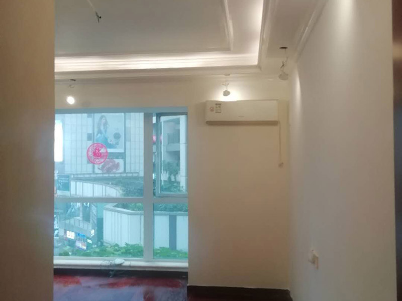 全屋裝修完成效果：老房裝修翻新不能隨便的去拆墻體，很多人覺得只有承重墻才不能隨便拆改，其實(shí)非承重墻也不可以隨便拆改，雖然是次要的承重，但是它也能起到支撐作用，所以要視情況而定，能不拆的盡量不要去拆。墻紙墻布鋪貼前，必須檢查墻面要干凈平整，墻體、墻皮表面無空鼓或松動(dòng)脫落。如果有墻面8大問題，修復(fù)處理好墻體基底層。基膜等干透，時(shí)間為2小時(shí)-4小時(shí)。再一面墻陰角處開始滾刷糯米膠，滾刷好一面墻（上下粉刷均勻）后才開始貼墻布。墻紙墻布沿墻面放置，無縫接縫的必須上高度和墻面高度一致，對(duì)花拼接的墻紙墻布考慮好花樣、紋理的方向。