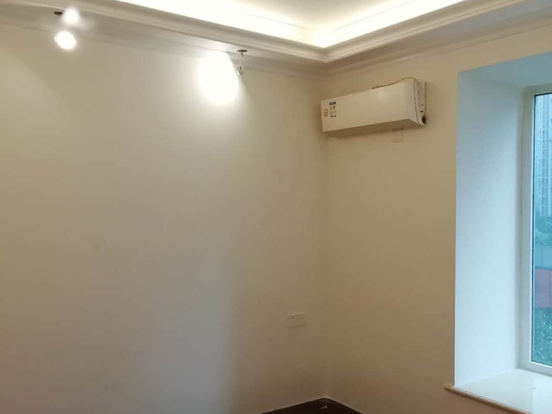 全屋裝修完成效果：老房裝修翻新不能隨便的去拆墻體，很多人覺得只有承重墻才不能隨便拆改，其實(shí)非承重墻也不可以隨便拆改，雖然是次要的承重，但是它也能起到支撐作用，所以要視情況而定，能不拆的盡量不要去拆。墻紙墻布鋪貼前，必須檢查墻面要干凈平整，墻體、墻皮表面無空鼓或松動(dòng)脫落。如果有墻面8大問題，修復(fù)處理好墻體基底層。基膜等干透，時(shí)間為2小時(shí)-4小時(shí)。再一面墻陰角處開始滾刷糯米膠，滾刷好一面墻（上下粉刷均勻）后才開始貼墻布。墻紙墻布沿墻面放置，無縫接縫的必須上高度和墻面高度一致，對(duì)花拼接的墻紙墻布考慮好花樣、紋理的方向。