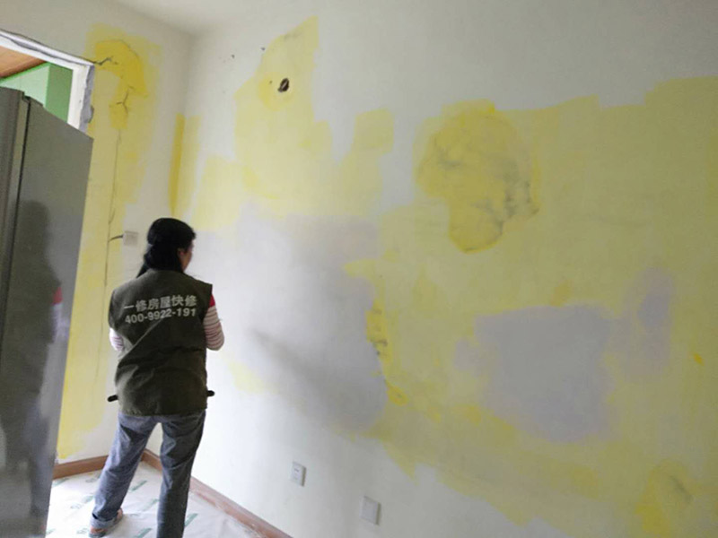 客廳墻面裝修翻新:在進(jìn)行客廳老墻面的翻新處理的時(shí)候要注意將老墻面的原有裝修和裝飾都一并的清除。如果老墻面是裝修了一兩年的，則可以只使用鋼刷和砂紙打磨墻面，讓墻面變得干凈平整之后開始新的乳膠漆粉刷工作，如果是裝修時(shí)間很長(zhǎng)磨損很嚴(yán)重的老墻面，則需要用鏟子將墻面的原有裝修都鏟除，之后再刷上膩?zhàn)娱_始新的粉刷工作。墻面的底漆作用非常重要，具有防潮、保護(hù)墻面、提高墻面粉刷效果的作用。在進(jìn)行乳膠漆的涂刷之前先要計(jì)算好所有墻面需要的乳膠漆量，一次配好，避免二次配方產(chǎn)生色差的問(wèn)題，從而導(dǎo)致墻面顏色不一致影響效果。在進(jìn)行涂刷的時(shí)候也要從上到下順著一個(gè)方向進(jìn)行涂刷。