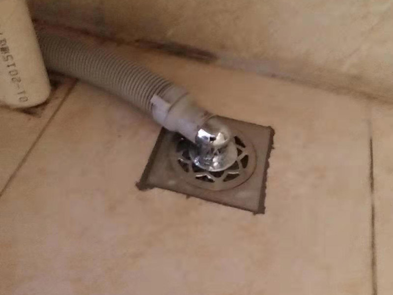 更換水龍頭地漏：塑料水龍頭維修方法最常見(jiàn)的漏水解決方法是使用鉗子逆時(shí)針旋轉(zhuǎn)取下龍頭，在螺釘固定處順時(shí)針纏繞上五到六圈止水膠帶，隨后順時(shí)針裝上塑料水龍頭即可，這個(gè)方法行不通，就試試后面的方法。若因軸心墊片部位發(fā)生磨損導(dǎo)致漏水，則可使用老虎鉗取下壓蓋，用鑷子夾出軸心墊片，更換一個(gè)新的就好了，一般的五金店都會(huì)有軸心墊片賣(mài)。若想更換三角密封墊，則可以用螺絲刀轉(zhuǎn)動(dòng)栓頭上的螺絲，取下后再取下壓蓋，三角密封墊就在壓蓋的內(nèi)側(cè)，更換就行了。若是接管的結(jié)合部位漏水現(xiàn)象嚴(yán)重，只用螺絲刀扭緊蓋型螺帽即可，如果不能解決問(wèn)題，那就只好將U型密封墊更換成新的。止水磁盤(pán)的故障不容易維修，需要完全拆解龍頭進(jìn)行清理，出現(xiàn)這種故障多是當(dāng)?shù)刈詠?lái)水不夠干凈內(nèi)存砂石的緣故。如果發(fā)現(xiàn)膠墊出現(xiàn)了毀損，一定要立即更換。