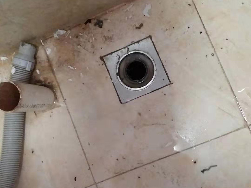 更換水龍頭地漏：塑料水龍頭維修方法最常見(jiàn)的漏水解決方法是使用鉗子逆時(shí)針旋轉(zhuǎn)取下龍頭，在螺釘固定處順時(shí)針纏繞上五到六圈止水膠帶，隨后順時(shí)針裝上塑料水龍頭即可，這個(gè)方法行不通，就試試后面的方法。若因軸心墊片部位發(fā)生磨損導(dǎo)致漏水，則可使用老虎鉗取下壓蓋，用鑷子夾出軸心墊片，更換一個(gè)新的就好了，一般的五金店都會(huì)有軸心墊片賣(mài)。若想更換三角密封墊，則可以用螺絲刀轉(zhuǎn)動(dòng)栓頭上的螺絲，取下后再取下壓蓋，三角密封墊就在壓蓋的內(nèi)側(cè)，更換就行了。若是接管的結(jié)合部位漏水現(xiàn)象嚴(yán)重，只用螺絲刀扭緊蓋型螺帽即可，如果不能解決問(wèn)題，那就只好將U型密封墊更換成新的。止水磁盤(pán)的故障不容易維修，需要完全拆解龍頭進(jìn)行清理，出現(xiàn)這種故障多是當(dāng)?shù)刈詠?lái)水不夠干凈內(nèi)存砂石的緣故。如果發(fā)現(xiàn)膠墊出現(xiàn)了毀損，一定要立即更換。