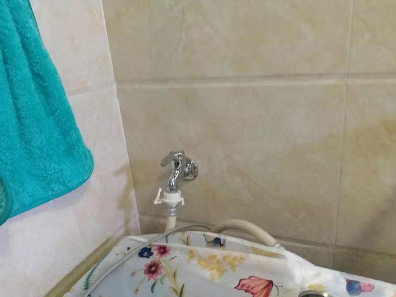 更換水龍頭地漏：塑料水龍頭維修方法最常見(jiàn)的漏水解決方法是使用鉗子逆時(shí)針旋轉(zhuǎn)取下龍頭，在螺釘固定處順時(shí)針纏繞上五到六圈止水膠帶，隨后順時(shí)針裝上塑料水龍頭即可，這個(gè)方法行不通，就試試后面的方法。若因軸心墊片部位發(fā)生磨損導(dǎo)致漏水，則可使用老虎鉗取下壓蓋，用鑷子夾出軸心墊片，更換一個(gè)新的就好了，一般的五金店都會(huì)有軸心墊片賣(mài)。若想更換三角密封墊，則可以用螺絲刀轉(zhuǎn)動(dòng)栓頭上的螺絲，取下后再取下壓蓋，三角密封墊就在壓蓋的內(nèi)側(cè)，更換就行了。若是接管的結(jié)合部位漏水現(xiàn)象嚴(yán)重，只用螺絲刀扭緊蓋型螺帽即可，如果不能解決問(wèn)題，那就只好將U型密封墊更換成新的。止水磁盤(pán)的故障不容易維修，需要完全拆解龍頭進(jìn)行清理，出現(xiàn)這種故障多是當(dāng)?shù)刈詠?lái)水不夠干凈內(nèi)存砂石的緣故。如果發(fā)現(xiàn)膠墊出現(xiàn)了毀損，一定要立即更換。