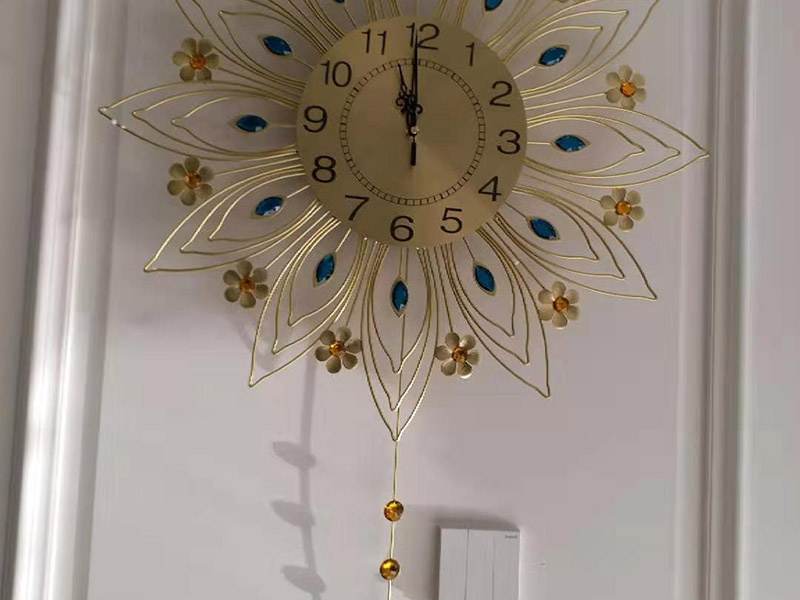 客廳掛畫安裝：如果是豎幅的書畫作品，那么裝裱成軸后，可以直接懸掛，在掛畫的前面頂部的暗處釘個小釘子，或是找個掛畫的鉤子或物件，即可直接懸掛了，非常方便。 如果是橫幅的書畫作品，如果裝裱成裱桿，那么可以在兩頭固定后，直接懸掛，但橫幅的書畫作品，可以考慮掛在沙發(fā)后面的背景墻上，畫的尺寸不要超過沙發(fā)的長度。 同時考慮到美觀，和長期保存等因素，建議直接去當(dāng)?shù)嘏淇虻牡胤脚鋫€框，則能更有效美觀的掛畫，并且一般配框的地方都會上門安裝，可以用一些隱性掛鉤，效果更好些。