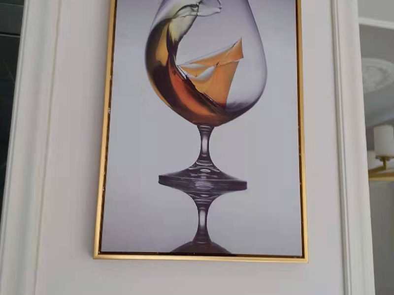 客廳掛畫安裝：如果是豎幅的書畫作品，那么裝裱成軸后，可以直接懸掛，在掛畫的前面頂部的暗處釘個小釘子，或是找個掛畫的鉤子或物件，即可直接懸掛了，非常方便。 如果是橫幅的書畫作品，如果裝裱成裱桿，那么可以在兩頭固定后，直接懸掛，但橫幅的書畫作品，可以考慮掛在沙發(fā)后面的背景墻上，畫的尺寸不要超過沙發(fā)的長度。 同時考慮到美觀，和長期保存等因素，建議直接去當(dāng)?shù)嘏淇虻牡胤脚鋫€框，則能更有效美觀的掛畫，并且一般配框的地方都會上門安裝，可以用一些隱性掛鉤，效果更好些。