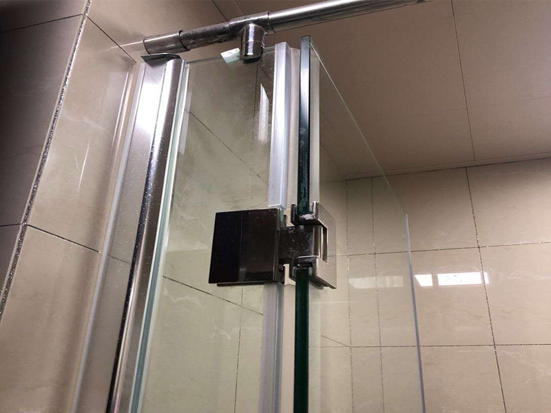 淋浴房拆除案例：1、搬運(yùn)時(shí)，淋浴房水平搬運(yùn)易使玻璃破碎，需要垂直且要兩人以上同時(shí)進(jìn)行搬運(yùn)，且注意避免和硬物碰撞。 2、淋浴房包裝開拆后請把玻璃豎直靠墻平穩(wěn)放置，水平放置或不平整放置都可能造成玻璃破損，造成財(cái)產(chǎn)損失或人身傷害。 3、使用密封硅膠時(shí)，不要把硅膠涂在亞克力潔具表面。如果不小心涂上少許切記不要急于去擦拭，這樣更難清除，要等其固化后輕輕揭去，禁止用硬物刮擦，不然會導(dǎo)致表面損壞。底盆安裝以后，要在硅膠全部固化后再使用(硅膠固化時(shí)間為24小時(shí))。