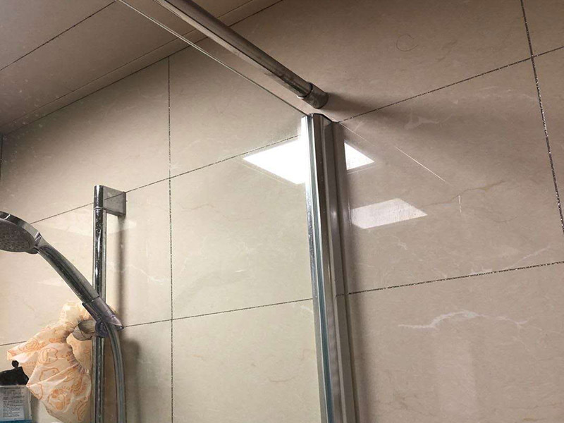 淋浴房拆除案例：1、搬運(yùn)時(shí)，淋浴房水平搬運(yùn)易使玻璃破碎，需要垂直且要兩人以上同時(shí)進(jìn)行搬運(yùn)，且注意避免和硬物碰撞。 2、淋浴房包裝開拆后請把玻璃豎直靠墻平穩(wěn)放置，水平放置或不平整放置都可能造成玻璃破損，造成財(cái)產(chǎn)損失或人身傷害。 3、使用密封硅膠時(shí)，不要把硅膠涂在亞克力潔具表面。如果不小心涂上少許切記不要急于去擦拭，這樣更難清除，要等其固化后輕輕揭去，禁止用硬物刮擦，不然會導(dǎo)致表面損壞。底盆安裝以后，要在硅膠全部固化后再使用(硅膠固化時(shí)間為24小時(shí))。