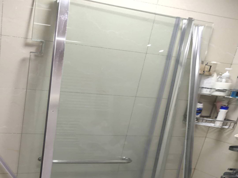 淋浴房拆除案例：1、搬運(yùn)時(shí)，淋浴房水平搬運(yùn)易使玻璃破碎，需要垂直且要兩人以上同時(shí)進(jìn)行搬運(yùn)，且注意避免和硬物碰撞。 2、淋浴房包裝開拆后請把玻璃豎直靠墻平穩(wěn)放置，水平放置或不平整放置都可能造成玻璃破損，造成財(cái)產(chǎn)損失或人身傷害。 3、使用密封硅膠時(shí)，不要把硅膠涂在亞克力潔具表面。如果不小心涂上少許切記不要急于去擦拭，這樣更難清除，要等其固化后輕輕揭去，禁止用硬物刮擦，不然會導(dǎo)致表面損壞。底盆安裝以后，要在硅膠全部固化后再使用(硅膠固化時(shí)間為24小時(shí))。