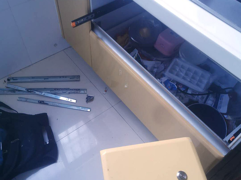 櫥柜滑軌安裝:確定櫥柜長度，合理選擇滑道的尺寸;輕拆內軌，注意不要損壞,將外軌和中軌安裝到抽屜的兩側,之后將櫥柜裝入箱體；櫥柜的滑軌一般來說長度應該和抽屜抽拉的長度相當，如果滑軌過短，那么櫥柜就達不到最大的開合，如果過長，就造成了無法安裝。櫥柜拉籃的安裝其實與櫥柜的安裝沒太大的區(qū)別,就是把滑軌安裝好后將拉籃裝上就可以了,這里應注意拉籃的水平性,不可以兩遍高低不同。