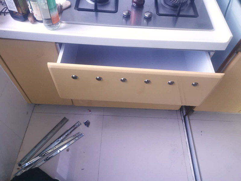 櫥柜滑軌安裝:確定櫥柜長度，合理選擇滑道的尺寸;輕拆內軌，注意不要損壞,將外軌和中軌安裝到抽屜的兩側,之后將櫥柜裝入箱體；櫥柜的滑軌一般來說長度應該和抽屜抽拉的長度相當，如果滑軌過短，那么櫥柜就達不到最大的開合，如果過長，就造成了無法安裝。櫥柜拉籃的安裝其實與櫥柜的安裝沒太大的區(qū)別,就是把滑軌安裝好后將拉籃裝上就可以了,這里應注意拉籃的水平性,不可以兩遍高低不同。