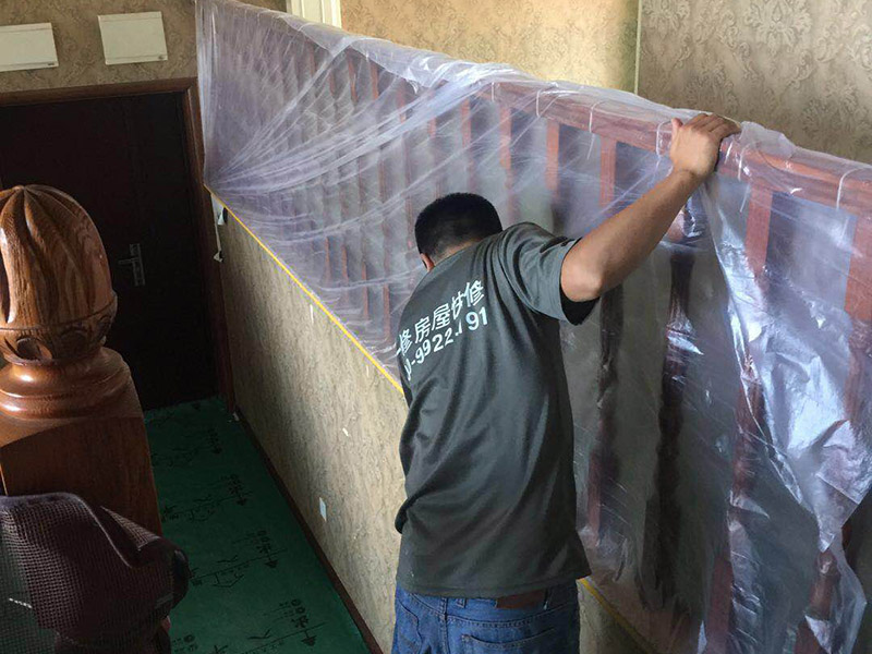 家具樓梯地面保護方案:入戶門的保護 入戶門是各種裝修物料進場以及各種建筑裝修垃圾清理的必經(jīng)之路，這些物品在搬運的過程中，與入戶門發(fā)生磕碰、摩擦的機率大大增加，所以，第一個需要做好成品保護的地方就是入戶門。建議：在裝修開工前直到家具進場期間，都需要對入戶門進行保護！對于這一點，可以使用成品保護膜將門包裹。  二、水電改造時的保護 水電改造屬于隱蔽工程之一，是基礎裝修，其施工的質(zhì)量好壞，對于后期的施工和使用起著非常重要的作用。當水電改造完成后，對各種管線進行規(guī)范的固定，防止脫落，對裸露的線頭進行包裹，防止發(fā)生觸電的危險，地面裸露的線管，做好固定和保護，防止被踩壞，在搬運各種物料的時候不要破壞地面所布的管線。 建議水電改造的成品保護別忽視! 1、電路改造的時候，能開槽的地方盡量開槽。 2、不能開槽的地方一定要做好固定和保護。 3、下水管要封好。 4、對裸露的線頭盡量進行包裹。