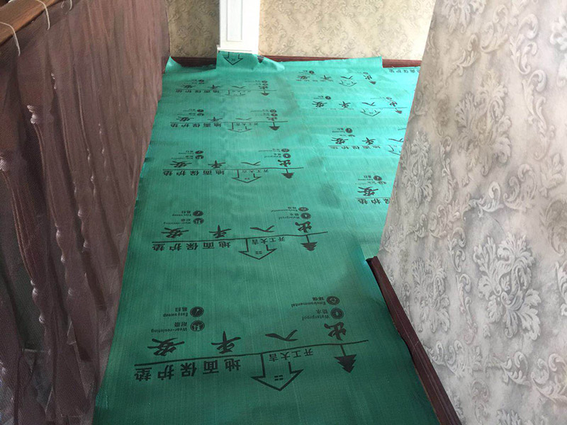 家具樓梯地面保護方案:入戶門的保護 入戶門是各種裝修物料進場以及各種建筑裝修垃圾清理的必經(jīng)之路，這些物品在搬運的過程中，與入戶門發(fā)生磕碰、摩擦的機率大大增加，所以，第一個需要做好成品保護的地方就是入戶門。建議：在裝修開工前直到家具進場期間，都需要對入戶門進行保護！對于這一點，可以使用成品保護膜將門包裹。  二、水電改造時的保護 水電改造屬于隱蔽工程之一，是基礎裝修，其施工的質(zhì)量好壞，對于后期的施工和使用起著非常重要的作用。當水電改造完成后，對各種管線進行規(guī)范的固定，防止脫落，對裸露的線頭進行包裹，防止發(fā)生觸電的危險，地面裸露的線管，做好固定和保護，防止被踩壞，在搬運各種物料的時候不要破壞地面所布的管線。 建議水電改造的成品保護別忽視! 1、電路改造的時候，能開槽的地方盡量開槽。 2、不能開槽的地方一定要做好固定和保護。 3、下水管要封好。 4、對裸露的線頭盡量進行包裹。