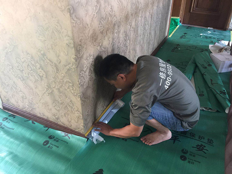 家具樓梯地面保護方案:入戶門的保護 入戶門是各種裝修物料進場以及各種建筑裝修垃圾清理的必經(jīng)之路，這些物品在搬運的過程中，與入戶門發(fā)生磕碰、摩擦的機率大大增加，所以，第一個需要做好成品保護的地方就是入戶門。建議：在裝修開工前直到家具進場期間，都需要對入戶門進行保護！對于這一點，可以使用成品保護膜將門包裹。  二、水電改造時的保護 水電改造屬于隱蔽工程之一，是基礎裝修，其施工的質(zhì)量好壞，對于后期的施工和使用起著非常重要的作用。當水電改造完成后，對各種管線進行規(guī)范的固定，防止脫落，對裸露的線頭進行包裹，防止發(fā)生觸電的危險，地面裸露的線管，做好固定和保護，防止被踩壞，在搬運各種物料的時候不要破壞地面所布的管線。 建議水電改造的成品保護別忽視! 1、電路改造的時候，能開槽的地方盡量開槽。 2、不能開槽的地方一定要做好固定和保護。 3、下水管要封好。 4、對裸露的線頭盡量進行包裹。