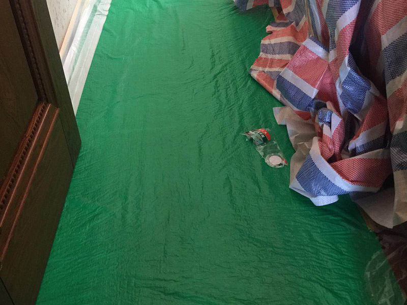 家具樓梯地面保護方案:入戶門的保護 入戶門是各種裝修物料進場以及各種建筑裝修垃圾清理的必經(jīng)之路，這些物品在搬運的過程中，與入戶門發(fā)生磕碰、摩擦的機率大大增加，所以，第一個需要做好成品保護的地方就是入戶門。建議：在裝修開工前直到家具進場期間，都需要對入戶門進行保護！對于這一點，可以使用成品保護膜將門包裹。  二、水電改造時的保護 水電改造屬于隱蔽工程之一，是基礎裝修，其施工的質(zhì)量好壞，對于后期的施工和使用起著非常重要的作用。當水電改造完成后，對各種管線進行規(guī)范的固定，防止脫落，對裸露的線頭進行包裹，防止發(fā)生觸電的危險，地面裸露的線管，做好固定和保護，防止被踩壞，在搬運各種物料的時候不要破壞地面所布的管線。 建議水電改造的成品保護別忽視! 1、電路改造的時候，能開槽的地方盡量開槽。 2、不能開槽的地方一定要做好固定和保護。 3、下水管要封好。 4、對裸露的線頭盡量進行包裹。