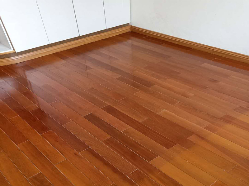 舊地板更換鋪裝：無(wú)論再好的實(shí)木地板用久了都會(huì)出現(xiàn)不平整的情況，舊地板翻新要用粗砂對(duì)地板進(jìn)行打磨，將舊地板外層去掉1-2毫米，這個(gè)最好要請(qǐng)專(zhuān)業(yè)的師傅來(lái)做，特別是轉(zhuǎn)角位置。打磨后視覺(jué)上實(shí)木地板是非常平整的，其實(shí)略有高低不平。為了避免影響翻新效果，一般建議用戶在實(shí)木地板上刮涂一遍填泥，然后等填泥干透再執(zhí)行下步操作。再經(jīng)歷過(guò)打磨、填泥后實(shí)木地板看上去非常新了，但在光線較好下可發(fā)現(xiàn)：地板顏色不均勻。這時(shí)候需要對(duì)地板進(jìn)行調(diào)色。用配套的底漆在地板上再涂抹一層，效果會(huì)好很多。