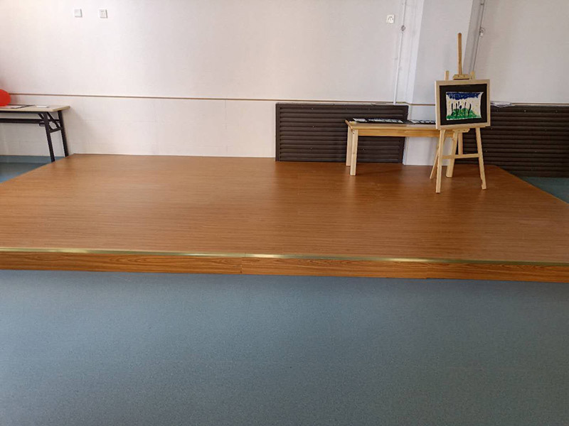 舊地板更換鋪裝：無(wú)論再好的實(shí)木地板用久了都會(huì)出現(xiàn)不平整的情況，舊地板翻新要用粗砂對(duì)地板進(jìn)行打磨，將舊地板外層去掉1-2毫米，這個(gè)最好要請(qǐng)專(zhuān)業(yè)的師傅來(lái)做，特別是轉(zhuǎn)角位置。打磨后視覺(jué)上實(shí)木地板是非常平整的，其實(shí)略有高低不平。為了避免影響翻新效果，一般建議用戶在實(shí)木地板上刮涂一遍填泥，然后等填泥干透再執(zhí)行下步操作。再經(jīng)歷過(guò)打磨、填泥后實(shí)木地板看上去非常新了，但在光線較好下可發(fā)現(xiàn)：地板顏色不均勻。這時(shí)候需要對(duì)地板進(jìn)行調(diào)色。用配套的底漆在地板上再涂抹一層，效果會(huì)好很多。