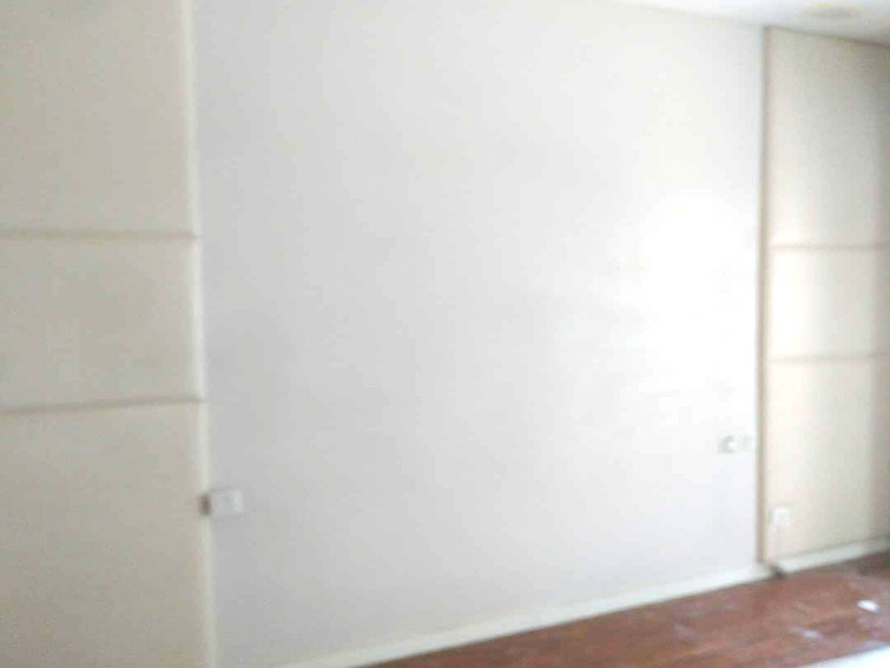 墻面粉刷翻新：1、清理墻面： 舊墻面在翻新前一定要做墻面基底處理，粉化嚴(yán)重的要全部鏟除，鏟除后抹上一層白水泥，原來墻面過于光滑、刷過油漆的鏟除后還要做打磨處理，把粘結(jié)不牢的表皮去掉，便于新涂料和墻體粘結(jié)。 2、涂刷底漆： 墻面底漆的作用是抗堿防潮、封固基材、保護(hù)面漆，提高面漆的質(zhì)感和遮蓋力，對于老房翻新，墻面一定要做底漆，如果沒有刷底漆就直接上面漆的話，時間一長墻面容易起泡、發(fā)霉，太陽照曬時間長了也容易變色。 3、大面積修補： 已經(jīng)上好面漆的墻面要修補會比較麻煩，容易產(chǎn)生色差，材料的使用時間不同，質(zhì)量也難以保證，很難達(dá)到理想效果。 4、防色差： 墻面色差是修補墻面時需要盡量避免的，為此，應(yīng)該注意按照油漆桶的說明配比、涂刷，最好估算好用量，一次準(zhǔn)備足夠的量，這樣能保證墻面顏色一致，也能避免用量不足重新調(diào)配出來的顏色有差異。