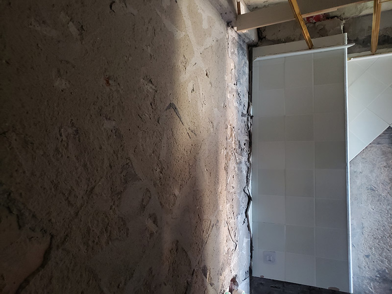 衛(wèi)生間拆除翻新：拆卸一般是從墻體的下方往上方敲，從瓷磚的邊緣往里面敲，還需要根據(jù)拆卸的位置選擇適當(dāng)?shù)那么u力度。敲磚是從墻體下方開始敲，從每塊瓷磚的邊緣開始敲。如果先敲上面的瓷磚，地面堆積的瓷磚較多，擋住下面的瓷磚，會(huì)不利于拆卸。在敲瓷磚的過(guò)程中，如果不是對(duì)地面瓷磚進(jìn)行清理，避免瓷磚過(guò)多堆積，就會(huì)減緩施工進(jìn)度甚至造成施工意外。