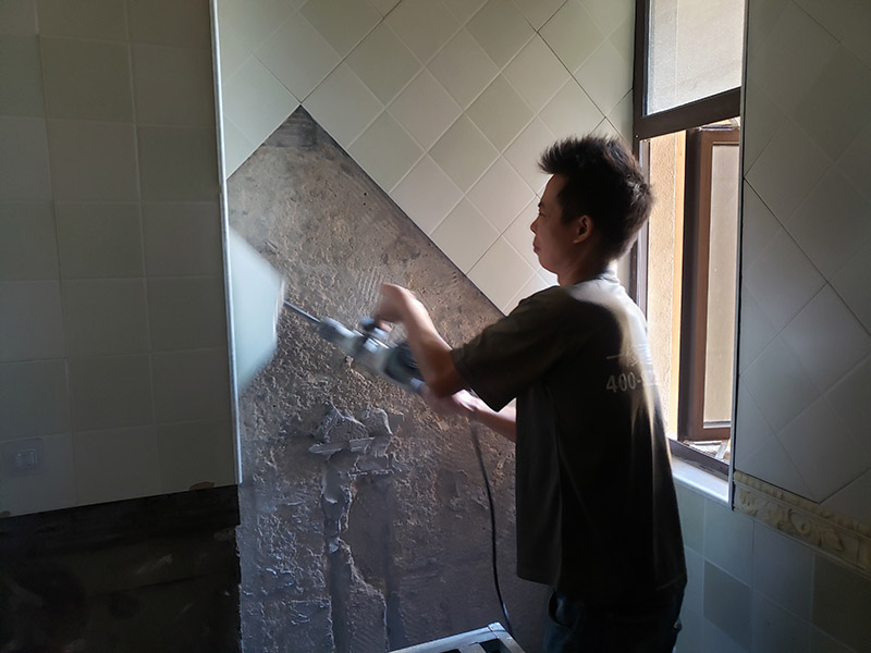 衛(wèi)生間拆除翻新：拆卸一般是從墻體的下方往上方敲，從瓷磚的邊緣往里面敲，還需要根據(jù)拆卸的位置選擇適當(dāng)?shù)那么u力度。敲磚是從墻體下方開始敲，從每塊瓷磚的邊緣開始敲。如果先敲上面的瓷磚，地面堆積的瓷磚較多，擋住下面的瓷磚，會(huì)不利于拆卸。在敲瓷磚的過(guò)程中，如果不是對(duì)地面瓷磚進(jìn)行清理，避免瓷磚過(guò)多堆積，就會(huì)減緩施工進(jìn)度甚至造成施工意外。