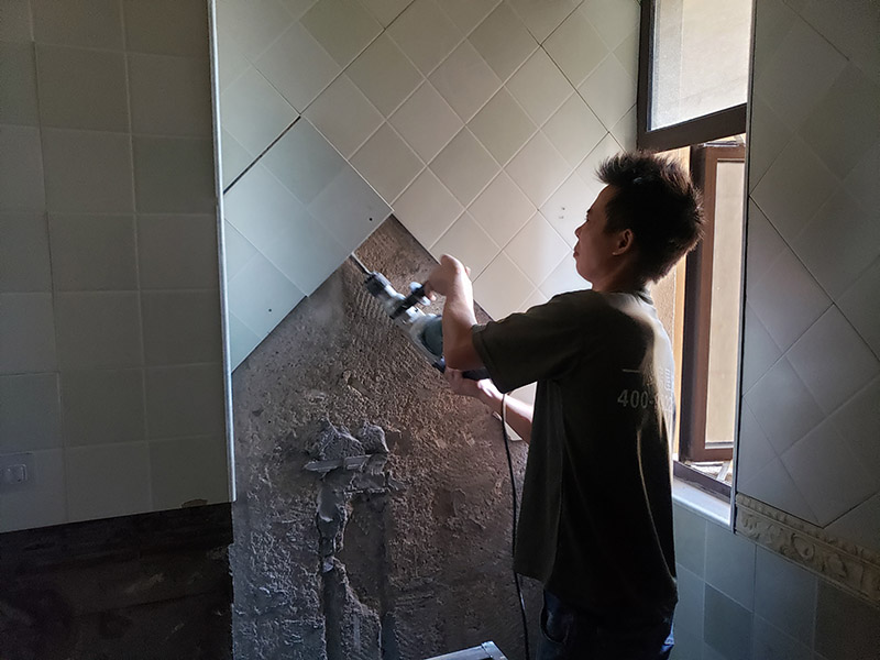 衛(wèi)生間拆除翻新：拆卸一般是從墻體的下方往上方敲，從瓷磚的邊緣往里面敲，還需要根據(jù)拆卸的位置選擇適當(dāng)?shù)那么u力度。敲磚是從墻體下方開始敲，從每塊瓷磚的邊緣開始敲。如果先敲上面的瓷磚，地面堆積的瓷磚較多，擋住下面的瓷磚，會(huì)不利于拆卸。在敲瓷磚的過(guò)程中，如果不是對(duì)地面瓷磚進(jìn)行清理，避免瓷磚過(guò)多堆積，就會(huì)減緩施工進(jìn)度甚至造成施工意外。