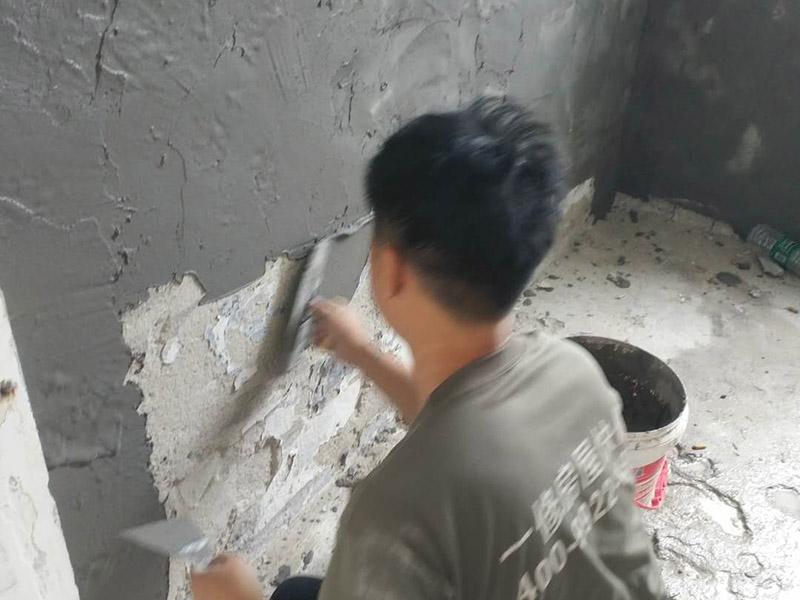 衛(wèi)生間瓷磚拆除重鋪：首先，拆除瓷磚時要用電，而電是從客廳臨時拉的，為了避免在施工過程中發(fā)生觸電的現象，將電拉進衛(wèi)生間內。其次，舊房改造拆除瓷磚時可以用沖擊電鉆，這種工具方便快捷，可自由更換。但在使用前應檢查其是否靈活，可以通過空轉一分鐘的方法進行檢驗。用完之后及時進行清理。 如果是地面的中間某一塊瓷磚想換掉就用錘子從正面敲碎地磚，然后將碎渣清理出來。拆磚應從下至上進行，在施工過程中對地面及時進行處理，以免因垃圾過多從而影響后面的工作。同時要處理好房內的防水層。拆除插座與水龍頭附近的瓷磚時應小心，以免損壞水電設備。