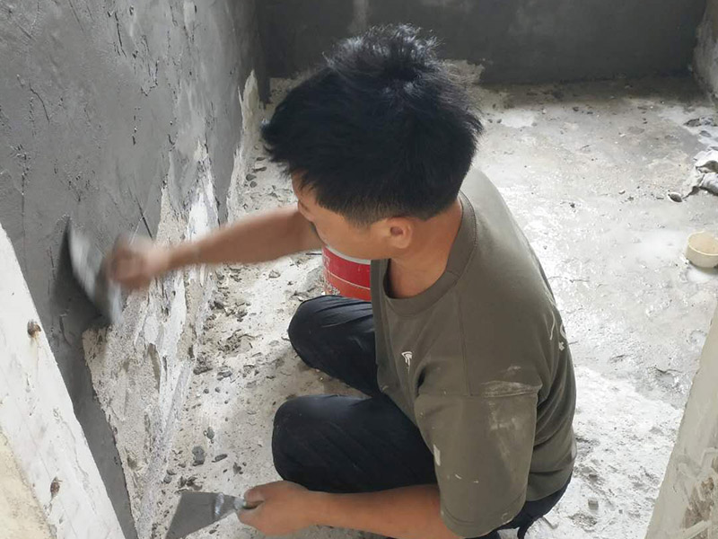 衛(wèi)生間瓷磚拆除重鋪：首先，拆除瓷磚時要用電，而電是從客廳臨時拉的，為了避免在施工過程中發(fā)生觸電的現象，將電拉進衛(wèi)生間內。其次，舊房改造拆除瓷磚時可以用沖擊電鉆，這種工具方便快捷，可自由更換。但在使用前應檢查其是否靈活，可以通過空轉一分鐘的方法進行檢驗。用完之后及時進行清理。 如果是地面的中間某一塊瓷磚想換掉就用錘子從正面敲碎地磚，然后將碎渣清理出來。拆磚應從下至上進行，在施工過程中對地面及時進行處理，以免因垃圾過多從而影響后面的工作。同時要處理好房內的防水層。拆除插座與水龍頭附近的瓷磚時應小心，以免損壞水電設備。