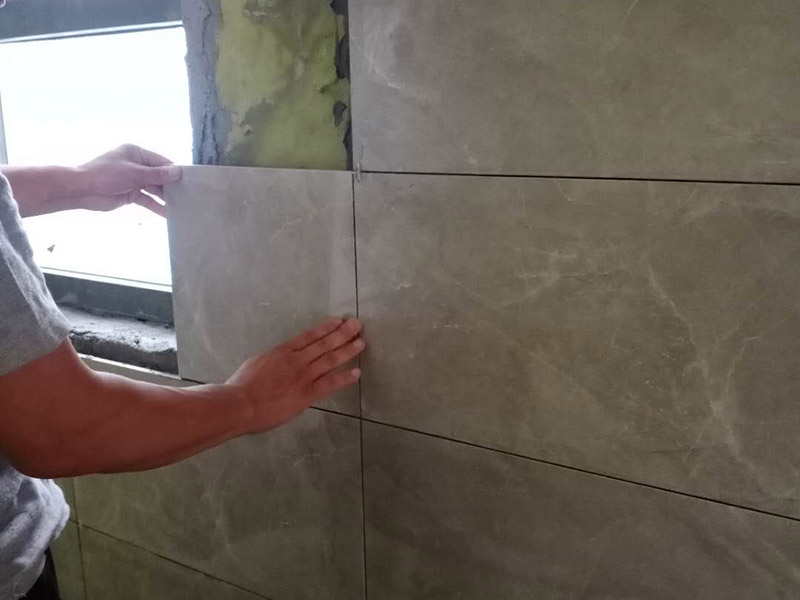 衛(wèi)生間瓷磚拆除重鋪：首先，拆除瓷磚時要用電，而電是從客廳臨時拉的，為了避免在施工過程中發(fā)生觸電的現象，將電拉進衛(wèi)生間內。其次，舊房改造拆除瓷磚時可以用沖擊電鉆，這種工具方便快捷，可自由更換。但在使用前應檢查其是否靈活，可以通過空轉一分鐘的方法進行檢驗。用完之后及時進行清理。 如果是地面的中間某一塊瓷磚想換掉就用錘子從正面敲碎地磚，然后將碎渣清理出來。拆磚應從下至上進行，在施工過程中對地面及時進行處理，以免因垃圾過多從而影響后面的工作。同時要處理好房內的防水層。拆除插座與水龍頭附近的瓷磚時應小心，以免損壞水電設備。