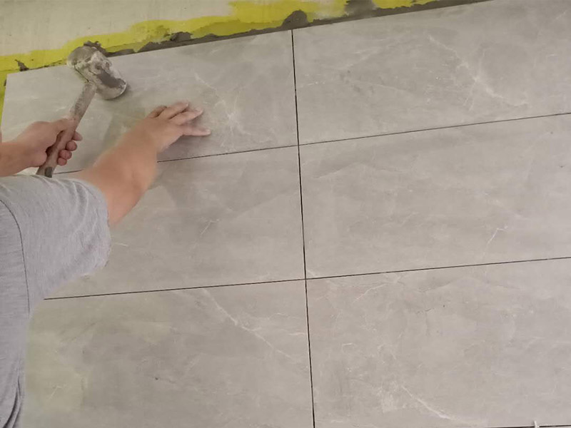 衛(wèi)生間瓷磚拆除重鋪：首先，拆除瓷磚時要用電，而電是從客廳臨時拉的，為了避免在施工過程中發(fā)生觸電的現象，將電拉進衛(wèi)生間內。其次，舊房改造拆除瓷磚時可以用沖擊電鉆，這種工具方便快捷，可自由更換。但在使用前應檢查其是否靈活，可以通過空轉一分鐘的方法進行檢驗。用完之后及時進行清理。 如果是地面的中間某一塊瓷磚想換掉就用錘子從正面敲碎地磚，然后將碎渣清理出來。拆磚應從下至上進行，在施工過程中對地面及時進行處理，以免因垃圾過多從而影響后面的工作。同時要處理好房內的防水層。拆除插座與水龍頭附近的瓷磚時應小心，以免損壞水電設備。