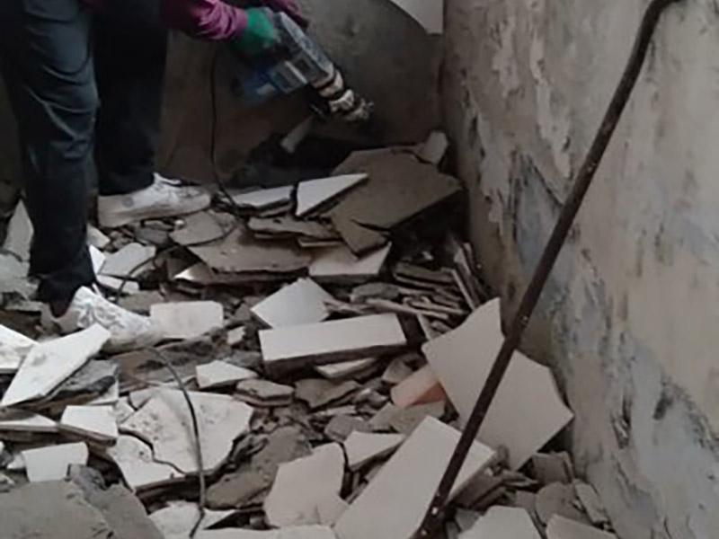 衛(wèi)生間瓷磚拆除重鋪：首先，拆除瓷磚時要用電，而電是從客廳臨時拉的，為了避免在施工過程中發(fā)生觸電的現象，將電拉進衛(wèi)生間內。其次，舊房改造拆除瓷磚時可以用沖擊電鉆，這種工具方便快捷，可自由更換。但在使用前應檢查其是否靈活，可以通過空轉一分鐘的方法進行檢驗。用完之后及時進行清理。 如果是地面的中間某一塊瓷磚想換掉就用錘子從正面敲碎地磚，然后將碎渣清理出來。拆磚應從下至上進行，在施工過程中對地面及時進行處理，以免因垃圾過多從而影響后面的工作。同時要處理好房內的防水層。拆除插座與水龍頭附近的瓷磚時應小心，以免損壞水電設備。