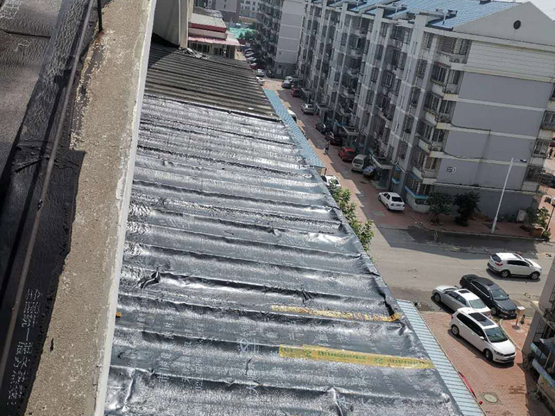 陽臺(tái)雨棚防水處理：1.清潔雨棚的表面;2.在需防水處理的區(qū)域涂上基層防水涂料，當(dāng)其仍為濕潤時(shí)，把適合尺寸的縫織聚酯布鋪于其上，確?？p織聚酯布不起泡，不起皺，再用基層防水涂料浸透縫織聚酯布，至全干;3.最后涂兩層表層防水涂料;4.養(yǎng)護(hù)。