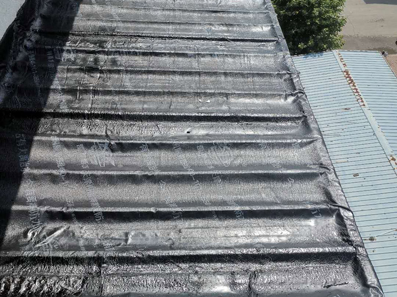 陽臺(tái)雨棚防水處理：1.清潔雨棚的表面;2.在需防水處理的區(qū)域涂上基層防水涂料，當(dāng)其仍為濕潤時(shí)，把適合尺寸的縫織聚酯布鋪于其上，確保縫織聚酯布不起泡，不起皺，再用基層防水涂料浸透縫織聚酯布，至全干;3.最后涂兩層表層防水涂料;4.養(yǎng)護(hù)。