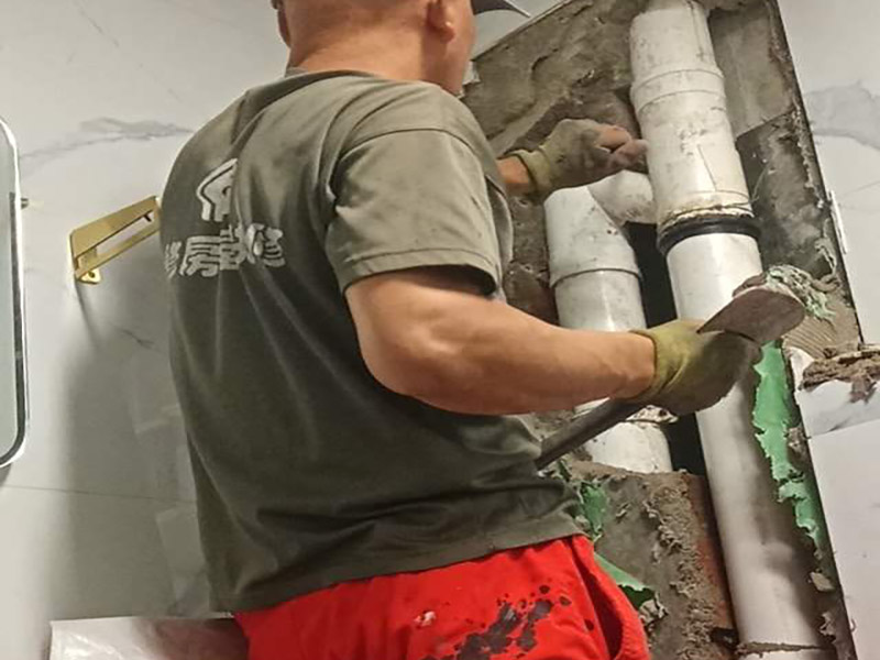 主水管更換維修：1.可以先截?cái)嗨?，然后卸下連bai接壓縮接頭的陰陽螺母，在螺du紋上繞幾層螺紋密封膠布，然后重新裝上接頭。 　　2.套筒接頭一旦發(fā)生漏水，則可能需要拆下接頭并重裝很多水管，所以應(yīng)及時(shí)報(bào)知修理工進(jìn)行修理。 　　3.無論是哪種水管接頭出現(xiàn)漏水，都可以先利用修補(bǔ)水管的專用膠布作臨時(shí)修補(bǔ)。具體操作方法是：先關(guān)閉閥門、截?cái)嗨春螅瑢⑺堫^打開至適當(dāng)位置，以泄去水管內(nèi)的大部分壓力，然后用專用膠布捆住漏水的部位，或用環(huán)氣樹脂黏劑將其封住。