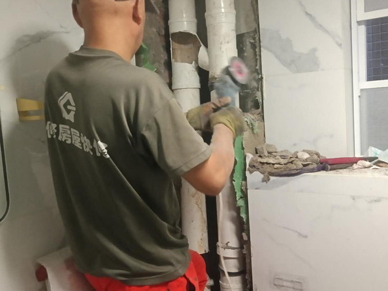 主水管更換維修：1.可以先截?cái)嗨?，然后卸下連bai接壓縮接頭的陰陽螺母，在螺du紋上繞幾層螺紋密封膠布，然后重新裝上接頭。 　　2.套筒接頭一旦發(fā)生漏水，則可能需要拆下接頭并重裝很多水管，所以應(yīng)及時(shí)報(bào)知修理工進(jìn)行修理。 　　3.無論是哪種水管接頭出現(xiàn)漏水，都可以先利用修補(bǔ)水管的專用膠布作臨時(shí)修補(bǔ)。具體操作方法是：先關(guān)閉閥門、截?cái)嗨春螅瑢⑺堫^打開至適當(dāng)位置，以泄去水管內(nèi)的大部分壓力，然后用專用膠布捆住漏水的部位，或用環(huán)氣樹脂黏劑將其封住。