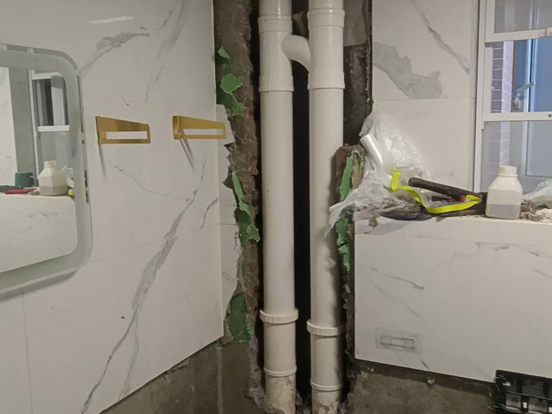 主水管更換維修：1.可以先截?cái)嗨?，然后卸下連bai接壓縮接頭的陰陽螺母，在螺du紋上繞幾層螺紋密封膠布，然后重新裝上接頭。 　　2.套筒接頭一旦發(fā)生漏水，則可能需要拆下接頭并重裝很多水管，所以應(yīng)及時(shí)報(bào)知修理工進(jìn)行修理。 　　3.無論是哪種水管接頭出現(xiàn)漏水，都可以先利用修補(bǔ)水管的專用膠布作臨時(shí)修補(bǔ)。具體操作方法是：先關(guān)閉閥門、截?cái)嗨春?，將水龍頭打開至適當(dāng)位置，以泄去水管內(nèi)的大部分壓力，然后用專用膠布捆住漏水的部位，或用環(huán)氣樹脂黏劑將其封住。