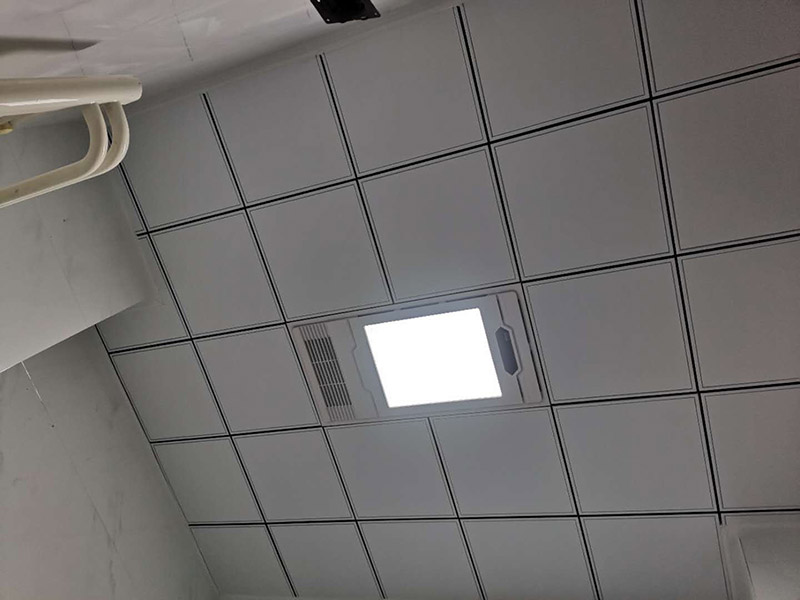 廚房衛(wèi)生間翻新裝修：首先要清除舊瓷磚表面的粉塵和污垢，然后用瓷磚粘結(jié)劑在舊瓷磚上做基層批抹，批抹完畢后就可以直接貼新瓷磚。在新瓷磚背面也要薄抹粘結(jié)劑，厚度以覆蓋瓷磚背紋為準，讓新瓷磚粘得更牢固。鋪貼新瓷磚時，用橡膠錘輕敲新瓷磚邊鋪貼邊進行調(diào)整，需要注意預(yù)留膨脹縫，24小時后，等瓷磚粘結(jié)劑干透，用勾縫劑勾縫即可。