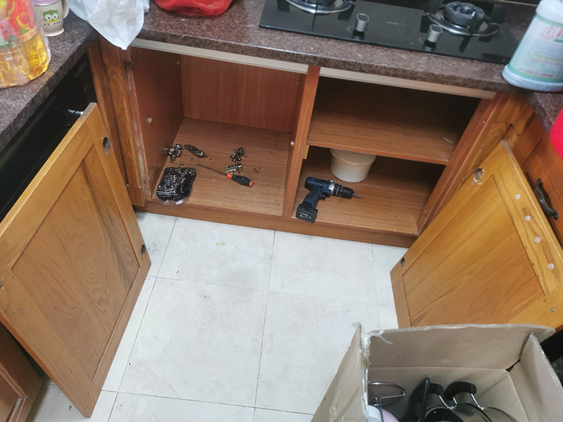 櫥柜門(mén)五金安裝：首先將鉸鏈固定在我們的柜門(mén)的一邊。注意齊平，一般是有預(yù)留孔的。之后將柜門(mén)豎直放在柜子的頂頭，兩邊用卡紙塞好預(yù)留位置。之后先釘上橫向可以移動(dòng)的螺絲口，一個(gè)鉸鏈裝一個(gè)。通過(guò)移動(dòng)將柜門(mén)控制在柜子的中央位置。保證開(kāi)關(guān)方便。之后將所有的螺絲孔釘上螺絲，扭緊。之后開(kāi)始調(diào)整。