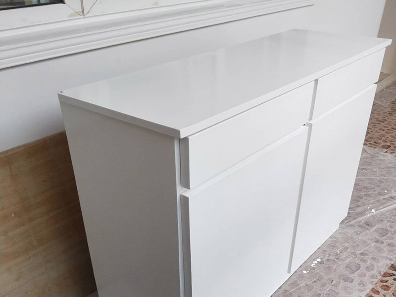 木門家具粉刷翻新:1、修補缺陷。在缺陷處(裂縫,凹坑等處)批原子灰或石膏油膩子,修補完成仔細打磨,缺陷多且嚴重的話要修補2-3遍;2、有油污的地方要么磨掉要么清洗干凈,是把手,人手摸臟的地方,打磨清理干凈后開始刷漆;3、防霉。為了避免木材長時間受潮而出現(xiàn)霉菌,可在未涂裝前,先薄涂防霉劑一層。4、把刷子在油漆桶里沾一下,一次不要沾太多的漆。刷漆的規(guī)則是從上到下,從左到右;注意轉(zhuǎn)角及隱藏處也要刷上漆; 5、第一遍干透后濕磨一遍,如無明顯瑕疵可進行第2遍刷漆;