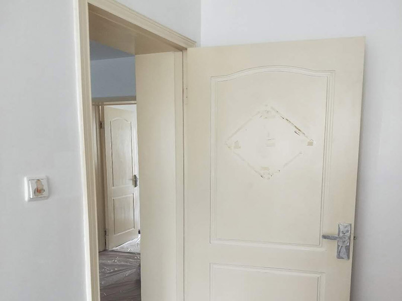 木門家具粉刷翻新:1、修補缺陷。在缺陷處(裂縫,凹坑等處)批原子灰或石膏油膩子,修補完成仔細打磨,缺陷多且嚴重的話要修補2-3遍;2、有油污的地方要么磨掉要么清洗干凈,是把手,人手摸臟的地方,打磨清理干凈后開始刷漆;3、防霉。為了避免木材長時間受潮而出現(xiàn)霉菌,可在未涂裝前,先薄涂防霉劑一層。4、把刷子在油漆桶里沾一下,一次不要沾太多的漆。刷漆的規(guī)則是從上到下,從左到右;注意轉(zhuǎn)角及隱藏處也要刷上漆; 5、第一遍干透后濕磨一遍,如無明顯瑕疵可進行第2遍刷漆;