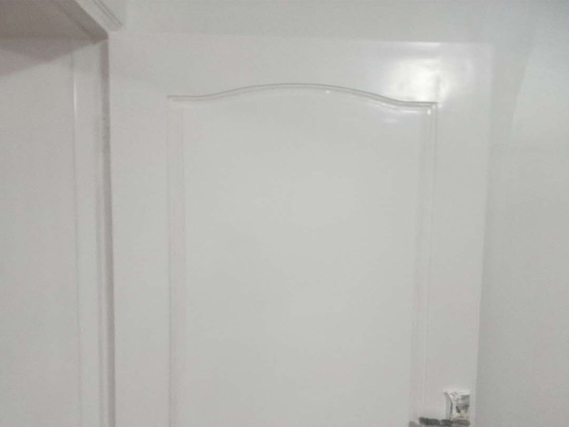 木門家具粉刷翻新:1、修補缺陷。在缺陷處(裂縫,凹坑等處)批原子灰或石膏油膩子,修補完成仔細打磨,缺陷多且嚴重的話要修補2-3遍;2、有油污的地方要么磨掉要么清洗干凈,是把手,人手摸臟的地方,打磨清理干凈后開始刷漆;3、防霉。為了避免木材長時間受潮而出現(xiàn)霉菌,可在未涂裝前,先薄涂防霉劑一層。4、把刷子在油漆桶里沾一下,一次不要沾太多的漆。刷漆的規(guī)則是從上到下,從左到右;注意轉(zhuǎn)角及隱藏處也要刷上漆; 5、第一遍干透后濕磨一遍,如無明顯瑕疵可進行第2遍刷漆;