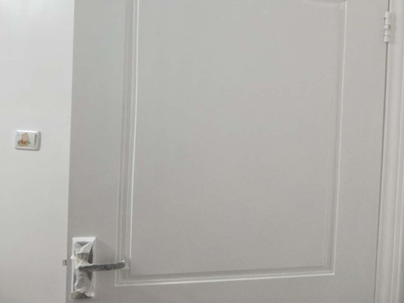 木門家具粉刷翻新:1、修補缺陷。在缺陷處(裂縫,凹坑等處)批原子灰或石膏油膩子,修補完成仔細打磨,缺陷多且嚴重的話要修補2-3遍;2、有油污的地方要么磨掉要么清洗干凈,是把手,人手摸臟的地方,打磨清理干凈后開始刷漆;3、防霉。為了避免木材長時間受潮而出現(xiàn)霉菌,可在未涂裝前,先薄涂防霉劑一層。4、把刷子在油漆桶里沾一下,一次不要沾太多的漆。刷漆的規(guī)則是從上到下,從左到右;注意轉(zhuǎn)角及隱藏處也要刷上漆; 5、第一遍干透后濕磨一遍,如無明顯瑕疵可進行第2遍刷漆;