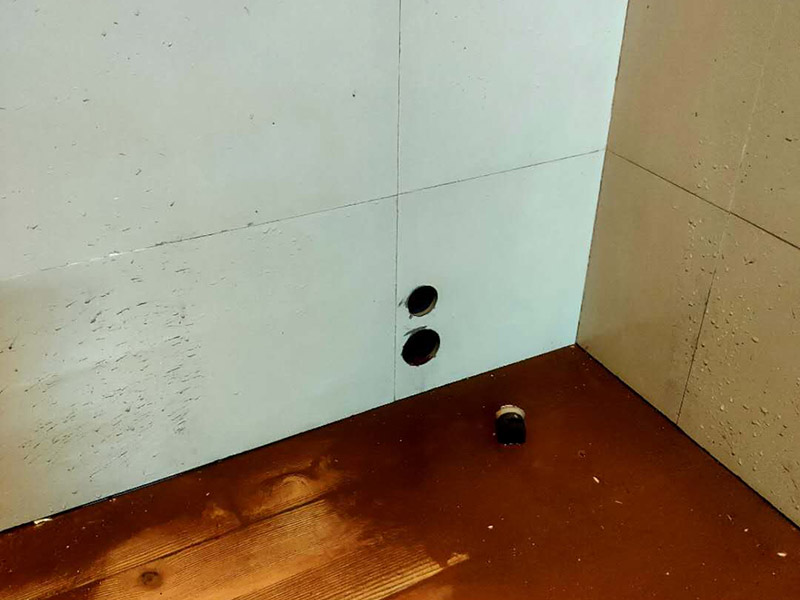 墻面水鉆打孔：在正式打孔之前，可以使用5厘米左右寬的透明膠帶在打孔的位置下面貼上兩道，然后再在孔下面，粘上一個結(jié)實(shí)的塑料袋，之后再使用膠帶在孔的周圍，圍成一個圓圈，可以有效的防止水鉆的水污染墻面。在正式進(jìn)行打孔的時候，一定要將水鉆貼胸脯拿穩(wěn)，在對著墻面打的時候，注意水鉆的鉆頭不要與墻面完全的相切，因?yàn)檫@樣做的話，水鉆會很容易打偏。所以在進(jìn)行打孔的時候，應(yīng)該將鉆頭往下傾斜進(jìn)行打孔，斜度大概在50度左右，等到在墻上磨出一個月牙形槽的時候，然后再稍鉆深一點(diǎn)點(diǎn)，之后再慢慢調(diào)整水鉆的位置。