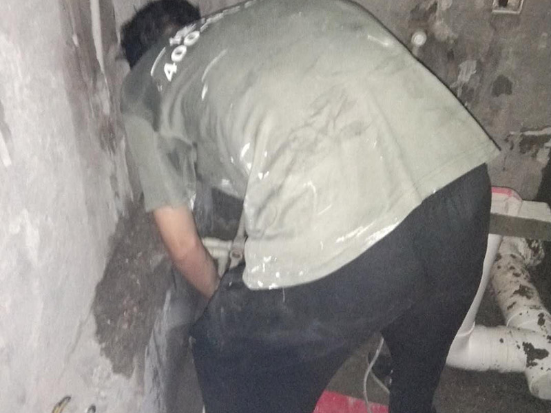 衛(wèi)生間管道打壓安裝：其使用方法是把冷熱水管用軟管連接在一起這個(gè)冷熱水形成一個(gè)圈，成一根管了，試壓器接在任何一個(gè)出水口都可以這時(shí)的壓力指針是0個(gè)壓。當(dāng)所有水管通路全部焊接好后才可以試壓，在測(cè)壓前要封堵所有的堵頭，關(guān)閉進(jìn)水總管的閥門。測(cè)壓時(shí)，搖動(dòng)千斤頂?shù)膲簵U直到壓力表的指針指向0.9-1.0左右，也就是說(shuō)現(xiàn)在的壓力是正常水壓的3倍保持這個(gè)壓力值一定時(shí)間。不同的水管測(cè)壓時(shí)間不一樣，PPR、鋁塑PPR、鋼塑PPR等焊接管是30分鐘（只能超出不能少）。鋁塑管就是銅接頭的那種，它的時(shí)間是4個(gè)小時(shí)（半個(gè)工作日）。鍍鋅管是4個(gè)小時(shí)也是半個(gè)工作日。