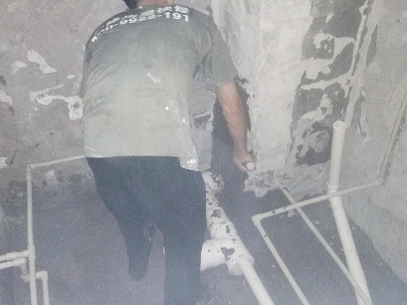 衛(wèi)生間管道打壓安裝：其使用方法是把冷熱水管用軟管連接在一起這個(gè)冷熱水形成一個(gè)圈，成一根管了，試壓器接在任何一個(gè)出水口都可以這時(shí)的壓力指針是0個(gè)壓。當(dāng)所有水管通路全部焊接好后才可以試壓，在測(cè)壓前要封堵所有的堵頭，關(guān)閉進(jìn)水總管的閥門。測(cè)壓時(shí)，搖動(dòng)千斤頂?shù)膲簵U直到壓力表的指針指向0.9-1.0左右，也就是說(shuō)現(xiàn)在的壓力是正常水壓的3倍保持這個(gè)壓力值一定時(shí)間。不同的水管測(cè)壓時(shí)間不一樣，PPR、鋁塑PPR、鋼塑PPR等焊接管是30分鐘（只能超出不能少）。鋁塑管就是銅接頭的那種，它的時(shí)間是4個(gè)小時(shí)（半個(gè)工作日）。鍍鋅管是4個(gè)小時(shí)也是半個(gè)工作日。