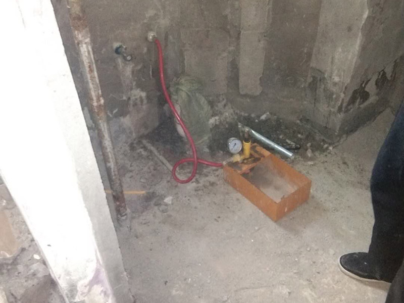 衛(wèi)生間管道打壓安裝：其使用方法是把冷熱水管用軟管連接在一起這個(gè)冷熱水形成一個(gè)圈，成一根管了，試壓器接在任何一個(gè)出水口都可以這時(shí)的壓力指針是0個(gè)壓。當(dāng)所有水管通路全部焊接好后才可以試壓，在測(cè)壓前要封堵所有的堵頭，關(guān)閉進(jìn)水總管的閥門。測(cè)壓時(shí)，搖動(dòng)千斤頂?shù)膲簵U直到壓力表的指針指向0.9-1.0左右，也就是說(shuō)現(xiàn)在的壓力是正常水壓的3倍保持這個(gè)壓力值一定時(shí)間。不同的水管測(cè)壓時(shí)間不一樣，PPR、鋁塑PPR、鋼塑PPR等焊接管是30分鐘（只能超出不能少）。鋁塑管就是銅接頭的那種，它的時(shí)間是4個(gè)小時(shí)（半個(gè)工作日）。鍍鋅管是4個(gè)小時(shí)也是半個(gè)工作日。
