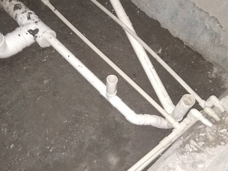 衛(wèi)生間管道打壓安裝：其使用方法是把冷熱水管用軟管連接在一起這個(gè)冷熱水形成一個(gè)圈，成一根管了，試壓器接在任何一個(gè)出水口都可以這時(shí)的壓力指針是0個(gè)壓。當(dāng)所有水管通路全部焊接好后才可以試壓，在測(cè)壓前要封堵所有的堵頭，關(guān)閉進(jìn)水總管的閥門。測(cè)壓時(shí)，搖動(dòng)千斤頂?shù)膲簵U直到壓力表的指針指向0.9-1.0左右，也就是說(shuō)現(xiàn)在的壓力是正常水壓的3倍保持這個(gè)壓力值一定時(shí)間。不同的水管測(cè)壓時(shí)間不一樣，PPR、鋁塑PPR、鋼塑PPR等焊接管是30分鐘（只能超出不能少）。鋁塑管就是銅接頭的那種，它的時(shí)間是4個(gè)小時(shí)（半個(gè)工作日）。鍍鋅管是4個(gè)小時(shí)也是半個(gè)工作日。