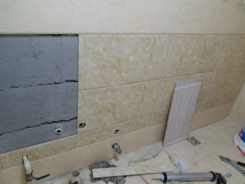 墻面瓷磚脫落修補(bǔ)：首先將脫落的磚四周用裁紙刀的刀背咔嚓一遍，將勾縫劑或水泥等附著物清理掉，漏出瓷磚的原邊。同時(shí)需要清理的，還有墻上與脫落瓷磚相連的瓷磚邊緣。當(dāng)然，用刀刃也可以，但比較毀刀片。然后用稍微潮濕的抹布擦干凈瓷磚背面的浮灰，最好用鋼絲球來刷一遍瓷磚背面再擦，目的是去掉可能存在的脫模劑。接著就是清理墻面的水泥砂漿層，將松動(dòng)的碎塊去掉，然后也整體用抹布擦一遍。將玻璃膠用裁紙刀切掉密封出口，如果有槍嘴就擰上槍嘴，沒有也可以直接用。如果墻上的水泥砂漿四周有縫隙，可在縫隙內(nèi)也擠些玻璃膠，這樣可以連接那些沒掉的瓷磚，防止附近的瓷磚將來也脫落。然后將這背面抹膠的瓷磚貼回原處，磚與磚之間插上牙簽來留縫隙。再用手指抹玻璃膠到磚與磚之間的縫隙里。