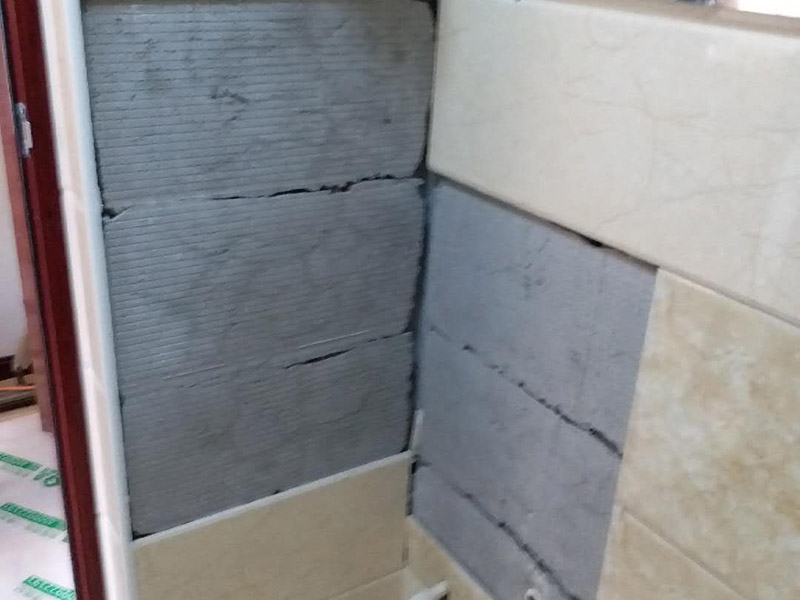 墻面瓷磚脫落修補(bǔ)：首先將脫落的磚四周用裁紙刀的刀背咔嚓一遍，將勾縫劑或水泥等附著物清理掉，漏出瓷磚的原邊。同時(shí)需要清理的，還有墻上與脫落瓷磚相連的瓷磚邊緣。當(dāng)然，用刀刃也可以，但比較毀刀片。然后用稍微潮濕的抹布擦干凈瓷磚背面的浮灰，最好用鋼絲球來刷一遍瓷磚背面再擦，目的是去掉可能存在的脫模劑。接著就是清理墻面的水泥砂漿層，將松動(dòng)的碎塊去掉，然后也整體用抹布擦一遍。將玻璃膠用裁紙刀切掉密封出口，如果有槍嘴就擰上槍嘴，沒有也可以直接用。如果墻上的水泥砂漿四周有縫隙，可在縫隙內(nèi)也擠些玻璃膠，這樣可以連接那些沒掉的瓷磚，防止附近的瓷磚將來也脫落。然后將這背面抹膠的瓷磚貼回原處，磚與磚之間插上牙簽來留縫隙。再用手指抹玻璃膠到磚與磚之間的縫隙里。